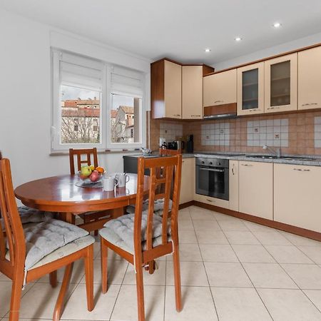 Apartment Mdm Buje Luaran gambar